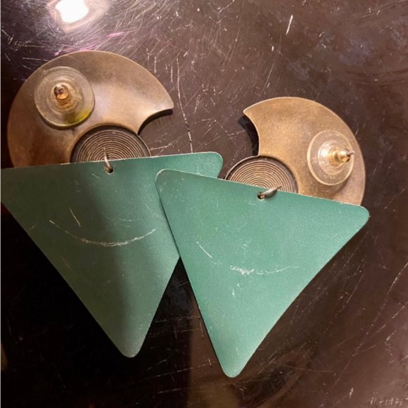 Vintage earrings green and gold. 80’s or art deco vibe. Triangular. - Picture 2 of 2